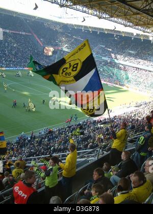 DORTMUND, DEUTSCHLAND - OKTOBER 8: Fans und Unterstützer von Borussia Dortmund während des 1 