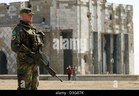 (Dpa) - deutscher Soldat steht Wache vor der Ruine eines Mausoleums in Kabul, Afghanistan, 11. Februar 2003. Der Deutsche Bundestag in einer Abstimmung den Einsatz der Bundeswehr in Afghanistan über Kabul hinaus erweitert und verlängert das Mandat der ISAF (International Sicherheit Assistance Force) für ein weiteres Jahr. Rund 30 deutsche Soldaten sollen nach verlegt die vergleichweise p Stockfoto