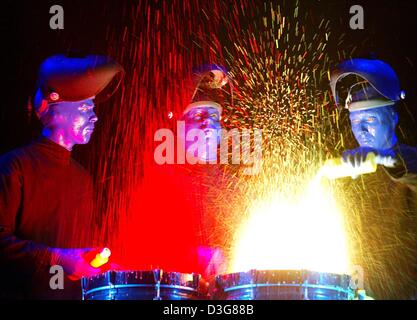 (Dpa) - drei Mitglieder der Blue Man Group agierenden ein kontrollierter Feuerwerk mit Musikinstrumenten während einer Vorstellung für die Presse und Medien im Theater am Potsdamer Platz (Theater) in Berlin, 21. Oktober 2003. Die Blue Man Group ist eine Multi-Media-Performance-Gruppe, die besteht aus drei Hauptfiguren mit Glatzen und blauen Gesichtern, die in eines live-Musik-Ba Begleitung Stockfoto