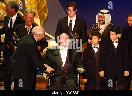 (Dpa) - die Preisträger des World Awards für ein Gruppenfoto (von L:) darstellen US-Schauspieler Morgan Freeman, Magier Siegfried Fischbacher des Duos Siegfried & Roy, World Awards Host Mikhail Gorbachev, US-Schauspieler Christopher Reeve und seinem Sohn Matthew, und Ahmed Mohammed Hamza und Ali Ismail Abbas, die schwer während des Irak-Krieges und Arzt Al-Shatti M.D., in Hamburg, 22 Okt verletzt wurden Stockfoto