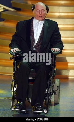 (Dpa) - US-Schauspieler Christopher Reeve, der seit einem Unfall gelähmt wurden, spricht während der World Awards-Zeremonie in Hamburg, 22. Oktober 2003. Reeve erhielt den Award in der Kategorie Lifetime Achievement "sein Engagement für behinderte Menschen, für die er ein Leuchtfeuer der Hoffnung geworden ist." Die World Award ehren wichtigeren Persönlichkeiten aus Kultur und Politik für ihr Engagement. Stockfoto