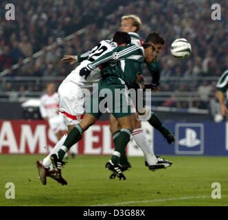 (Dpa) - der Stuttgarter ungarische Stürmer Imre Szabics (C) punktet die 1: 0 in Führung während der Champions League Spiel VfB Stuttgart gegen Panathinaikos Athen in Stuttgart, Deutschland, 22. Oktober 2003. Auf der linken Stuttgarts Kevin Kuranyi, auf die richtige Athen Nasief Morris. Die deutschen Bundesligisten VfB Stutgart zog an die Spitze der Rangliste in der Gruppe E der Champions League am 22 Oktober Stockfoto