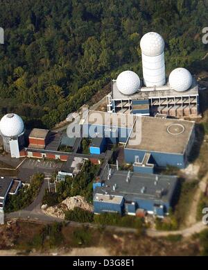 (Dpa) - ein Blick auf den ehemaligen US-Diensthemd station auf dem Teufelsberg Berg in Berlin, 17. September 2003. 105 Meilen hinter dem Eisernen Vorhang, der Field Station Stand oben auf dem Teufelsberg (Devil es Hill), ein künstlicher Hügel gebaut aus Trümmern gezogen aus den Ruinen von Berlin nach dem zweiten Weltkrieg. Ein großer Armee Außenposten während des Kalten Krieges, der Bahnhof wurde im Jahr 1992 eingestellt. Stockfoto