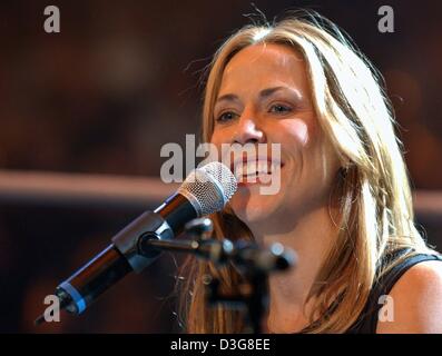 (Dpa) - US-Sängerin Sheryl Crow vor einem Boxkampf in der Color Line Arena in Hamburg, 18. Oktober 2003 führt. Stockfoto