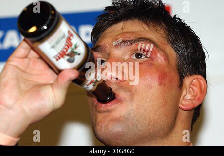 (Dpa) - polnischer Boxer Dariusz Michalczewski hat ein Bier als erstes nach verliert seinen Kampf um die Titelverteidigung gegen mexikanische Herausforderer Julio Gonzalez in Hamburg, Deutschland, 18. Oktober 2003. Michalczewski verloren die WBO-Titelkampf auf 1 bis 2 Punkte. Wenn Michalczewski gewonnen hätte, würde er den Rekord von legendären Boxer Rocky Marciano mit 49 Siegen in 49 Kämpfe gebunden. Stockfoto