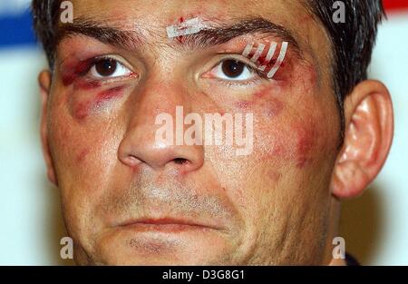 (Dpa) - polnischer Boxer Dariusz Michalczewski nach verliert seinen Kampf um die Titelverteidigung gegen mexikanische Herausforderer Julio Gonzalez in Hamburg, Deutschland, 18. Oktober 2003. Michalczewski verloren die WBO-Titelkampf auf 1 bis 2 Punkte. Wenn Michalczewski gewonnen hätte, würde er den Rekord von legendären Boxer Rocky Marciano mit 49 Siegen in 49 Kämpfe gebunden. Stockfoto