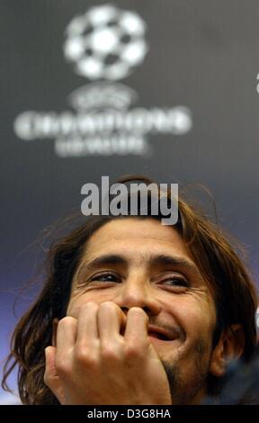 (Dpa) - lächelt Frankreichs Bixente Lizarazu die deutschen Fußballclub FC Bayern München während einer Pressekonferenz vor dem Champions-League-Spiel in Lyon, Frankreich, 20. Oktober 2003. FC Bayern München spielt Olympique Lyon am 21. Oktober 2003. Stockfoto