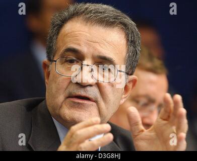 (Dpa) - EU-Kommissionspräsident Romano Prodi Gesten und spricht während des EU-Gipfels in Brüssel, 16. Oktober 2003. Staats-und Regierungschefs der Europäischen Union am 16. Oktober begann zwei Tage der Gespräche über eine neue Verfassung, die einen historischen 2004 Erweiterung der Bloc vorbereiten. Des Gipfeltreffens der Staats- und Regierungschefs der 15 EU-Staaten sowie 10 zukünftigen Mitgliedern, konzentriert sich auch auf gemessenen Stockfoto