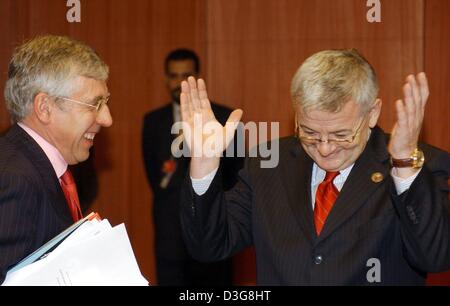 (Dpa) - The German Foreign Minister Joschka Fischer (R) Gesten und der britische Außenminister Jack Straw (L) lächelt als beide ein kurzes Gespräch während der EU-Gipfel in Brüssel, 16. Oktober 2003. Staats-und Regierungschefs der Europäischen Union am 16. Oktober begann zwei Tage der Gespräche über eine neue Verfassung, die einen historischen 2004 Erweiterung der Bloc vorbereiten. Des Gipfeltreffens von Staats- und gover Stockfoto