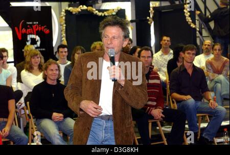 (Dpa) - Director Roman Polanski (C) gibt Regieanweisungen während der ersten Probe für das musical "Tanz der Vampire" ("Tanz der Vampire") in Hamburg, 13. Oktober 2003. Das Musical basiert auf Polanskis 1967 Kultfilm, wird am 7. Dezember in Hamburg premiere. Die Uraufführung des Musicals fand in Wien im Jahr 1997. Stockfoto