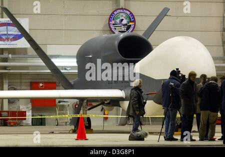 (Dpa) - der US-Drohne "Global Hawk" steht in einem Hangar, nachdem es an einem militärischen Flugplatz in Nordholz, in der Nähe von Cuxhaven in Norddeutschland, 15. Oktober 2003 landete. Die unbemannte Spionageflugzeug kam in Nordholz nach einem Nonstop-Flug von Kalifornien bis zum ersten Mal in Europa landen. "Global Hawk" (RQ-4A) wurde entwickelt und gebaut von der US-Firma Northrop Grumman in Kalifornien. Es Stockfoto