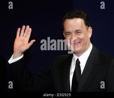 (Dpa) - US-Schauspieler Tom Hanks kommt zur 56. "Bambi" Medien-Preisverleihung in Hamburg, Deutschland, 18. November 2004. Jedes Jahr ehrt die deutschen Burda Media Group Prominente aus der Welt der Unterhaltung, Literatur, Sport und Politik. Stockfoto