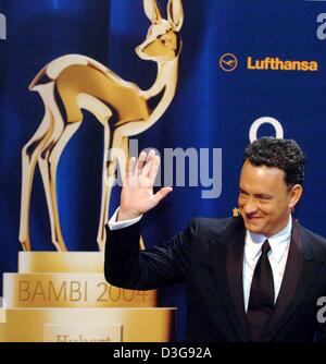 (Dpa) - US-Schauspieler Tom Hanks kommt zur 56. "Bambi" Medien-Preisverleihung in Hamburg, Deutschland, 18. November 2004. Jedes Jahr ehrt die deutschen Burda Media Group Prominente aus der Welt der Unterhaltung, Literatur, Sport und Politik. Stockfoto