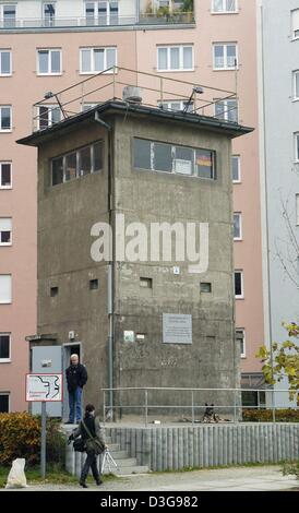 (Dpa) - eine Ansicht des Wachturms "Kieler Eck" (Kiel Ecke) in der ehemaligen Inter-deutschen Grenze in Berlin, 4. November 2004. Zu Zeiten der DDR (Ostdeutschland) wurde der Turm die Kommandozentrale der DDR-Grenzpolizei Gehäuse. Es auch empfängt eine Commemmoration site für Guenter Litfin, der am 24. August 1961 erschossen wurde, als er versuchte, nach West-Berlin zu fliehen. Stockfoto