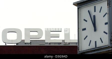 (Dpa) - zeigt die Uhr, dass das Ende der elften Stunde im Opel-Werk in Bochum, Deutschland, 13. Oktober 2004 bevorsteht. Nachdem die Pflanze Betriebsrat eine mittelfristige Abschaltung der Operationen befürchtet wurde ihre schlimmsten Befürchtungen auf Donnerstag, 14. Oktober 2004 fast wahr. US-Autohersteller General Motors (GM) präsentiert die Kostenersparnis Plan für seine europäischen Sudsidiaries Opel, Saab und Vauxh Stockfoto