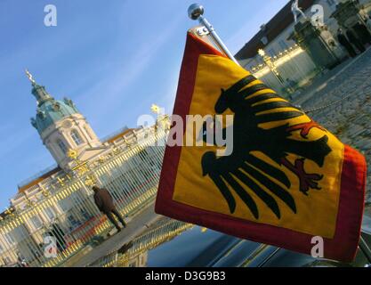 (Dpa) - der Wimpel des Bundespräsidenten ist vor Schloss Charlottenburg in Berlin, 20. Oktober 2004 gesehen. Der deutsche Bundespräsident erhielt kurz danach einen Staatsbesuch am Schloss Charlottenburg, die derzeit als Residenz des Präsidenten dienen wird, während Schloss Bellevue Renovierungsarbeiten stattfinden. Stockfoto