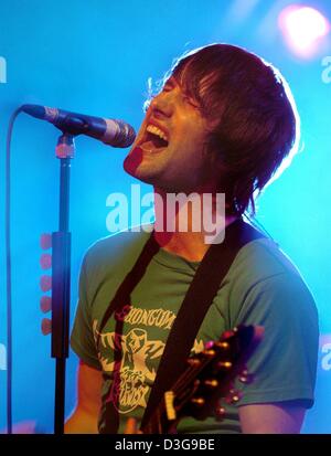 (Dpa) - Tim Wheeler, Sänger der britischen Band Ash, führt bei einem Konzert in Hamburg, 23. Oktober 2004. Die Band tourt derzeit Europa mit ihrem aktuellen Album "Free All Angels". Stockfoto