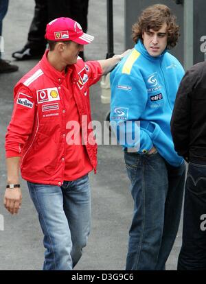 (Dpa) - Ferrari Formel1-pilot Michael Schumacher aus Deutschland (L) Bremsbeläge Spaniens Fernando Alonso (R, Renault) auf der Rückseite auf die Rennstrecke Interlagos in der Nähe von Sao Paulo, Brasilien, Donnerstag, 21. Oktober 2004. Grand Prix von Brasilien wird auf dem Interlagos Motor Speedway am Sonntag, 24. Oktober 2004 stattfinden. Stockfoto