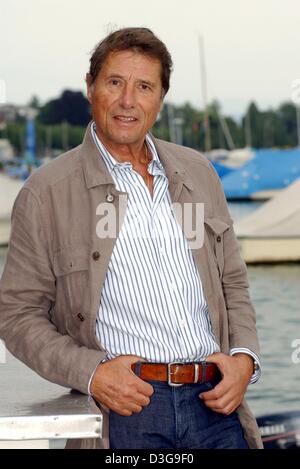 (Dpa-Dateien) - österreichischer Musiker und Sänger Udo Jürgens Posen am Zürichsee in Zürich, Schweiz, 20. Juli 2004. Schlager Sterne Jürgens am 30. September 2004 feierte seinen 70. Geburtstag. Er ist seit den 1960er-Jahren eines der größten deutschsprachigen musical-Stars und zu internationalem Ruhm kam, als er 1960 das Knokke-Festival in Belgien gewann und Österreich in seiner Tannen vertreten Stockfoto