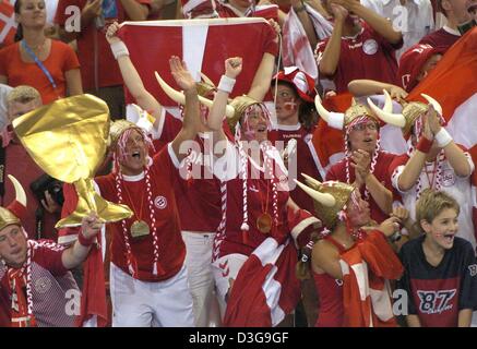 (Dpa) - feiern dänischen Fans ihre Mannschaft der Frauen Handball Finale gegen Südkorea während der Olympischen Spiele in Athen, 29. August 2004 gewann. Dänemark gewann das Spiel im Elfmeterschießen, nachdem die Teams 34-34 nach zwei zusätzliche Zeiten gebunden. Stockfoto