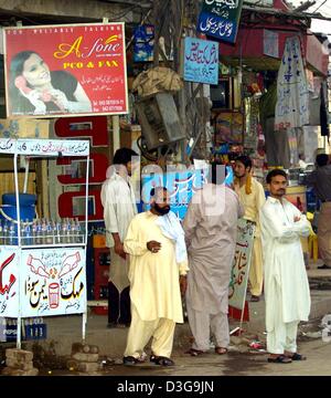 (Dpa) - Männer stehen vor einem Geschäft in Lahore, Pakistan, 22. Juli 2004. Lahore gilt als ein kulturelles Zentrum und ist die Hauptstadt der fruchtbaren Punjab Region. Seit der Teilung des indischen Subkontinents in 1947 Lahore dient auch als Grenzstadt nach Indien und mit 4 Millionen Einwohnern die zweitgrößte Stadt Pakistans ist. Stockfoto