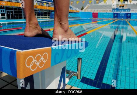 (Dpa) - checkt ein Schwimmer die Olympic Aquatic Center Main Pool vor einer Praxis-Sitzung in Athen, Griechenland, Freitag, 6. August 2004. Sechs Tage vor dem Start der Olympischen Athleten starten ankommen. Die Summer Games startet offiziell am 13 August mit der Eröffnungsfeier im Olympiastadion. Stockfoto