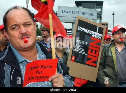 (Dpa) - "Rote Karte Fuer Erpresser" (rote Karte für Erpresser) sagt ein Flugblatt, das von einer Arbeitskraft während einer Protestaktion vor dem DaimlerChrysler Werk Werk in Berlin, Deutschland, 15. Juli 2004 stattfindet. Rund 1.000 Mitarbeiter des Werks aufgehört zu arbeiten für zwei Stunden zum protest gegen geplante kostensenkende Maßnahmen des Unternehmens. Stockfoto