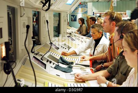 (Dpa) Überwachen Sie mit Monitoren und Radarschirmen Fluglotsen die Bewegungen über den deutschen Luftraum in den Kontrollraum des die "Deutsche Flugsicherung" (DFS, deutsche Air Traffic Control Centre) in Langen, Deutschland, 15. Juli 2004. Etwa 2,5 Millionen Flugbewegungen werden jährlich vom Zentrum koordiniert. Stockfoto
