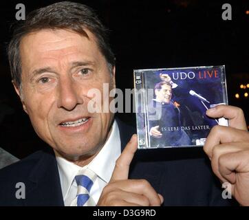 (Dpa-Dateien) - österreichischer Musiker und Sänger Udo Jürgens präsentiert seine Doppel-CD mit dem Titel "Es Lebe Das Laster" (es lebe das Laster) in Berlin, 28. Mai 2004. Schlager Sterne Jürgens am 30. September 2004 feierte seinen 70. Geburtstag. Er ist seit den 1960er-Jahren eines der größten deutschsprachigen musical-Stars und zu internationalem Ruhm kam, gewann er das Knokke Festival in Belgien 1 Stockfoto