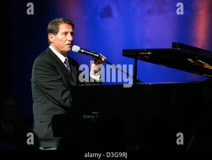 (Dpa) - Sänger und Entertainer Udo Jürgens führt während seiner Geburtstagsfeier in Berlin, 30. September 2004. Schlager Sterne Jürgens am 30. September 2004 feierte seinen 70. Geburtstag. Er ist seit den 1960er-Jahren eines der größten deutschsprachigen musical-Stars und zu internationalem Ruhm kam, als er dem Knokke-Festival in Belgien 1960 gewann und Österreich in seinen ersten Gran vertrat Stockfoto