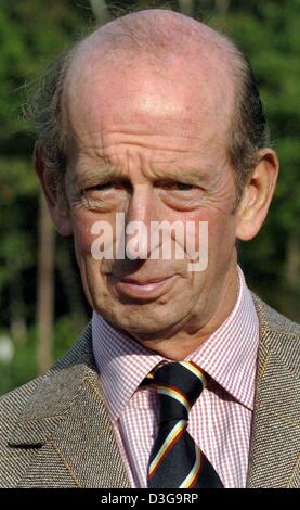 (Dpa) - Edward Duke of Kent, stellvertretender Honorary Colonel, inspiziert die Ehrengarde der Royal Scots Dragoon Guards, die in Bad Fallingbostel, Deutschland, 2. Oktober 2004 stationiert sind. Der 68 Jahre alte Herzog von Kent ist ein Cousin von der britischen Königin Elizabeth II. Stockfoto