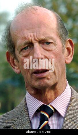 (Dpa) - Edward Duke of Kent, stellvertretender Honorary Colonel, inspiziert die Ehrengarde der Royal Scots Dragoon Guards, die in Bad Fallingbostel, Deutschland, 2. Oktober 2004 stationiert sind. Der 68 Jahre alte Herzog von Kent ist ein Cousin von der britischen Königin Elizabeth II. Stockfoto