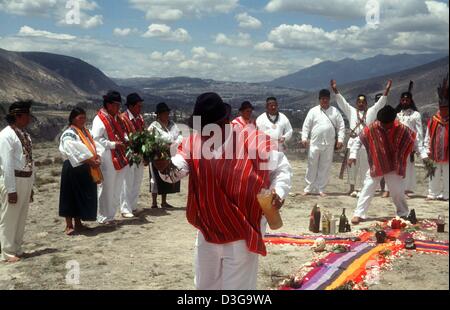 (Dpa-Dateien) - Heiler durchführen ein Ritual, während Schamanen und Medizinmänner stehend in einem halben Blick auf, auf die Inka-Ruine Rumicucho, Ecuadors, 21. März 2002 umrunden. Die Highland Schamanen versammelten sich in den Ruinen, die sich nahe dem Äquator befinden, wie die Sonne genau im Zenit am Mittag an diesem Tag war. Dies bedeutet, dass es keinen Schatten zu Mittag und am Tag so lang wie die Nacht ist. Die Stockfoto