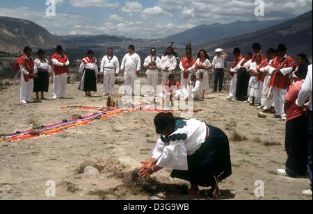 (Dpa-Dateien) - führt ein Heiler ein Ritual während Schamanen und Medizinmänner stehend in einem halben Blick auf, auf die Inka-Ruine Rumicucho, Ecuadors, 21. März 2002 umrunden. Die Highland Schamanen versammelten sich in den Ruinen, die sich nahe dem Äquator befinden, wie die Sonne genau im Zenit am Mittag an diesem Tag war. Dies bedeutet, dass es keinen Schatten zu Mittag und am Tag so lang wie die Nacht ist. T Stockfoto