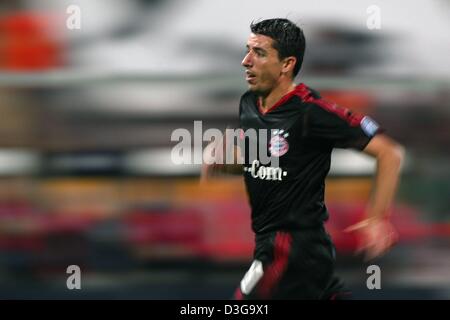 (Dpa) - Bayern München-star-Stürmer Roy Makaay läuft downfield zur Feier nach der Wertung eines seiner drei Tore in einem UEFA-Champions-League-Spiel gegen Ajax Amsterdam am Olympiastadion in München, 28. September 2004. Seit der Übernahme vom spanischen Club Deportivo La Coruna vor der Saison 2003/2004, wurde Makaay Bayerns führende Torschütze. Stockfoto