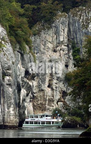 (Dpa) - verschwindet ein Ausflugsschiff zwischen den Felsen der Donaudurchbruch bei Weltenburg, Deutschland, 15. September 2004. Mit seinen 400-Fuß-Klippen dieser Schlucht ist die steilste, schmalste Flussgebiet und Recht berühmt für seine atemberaubende Landschaft. Stockfoto