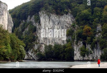 (Dpa) - eine Frau schaut in den Felsen der Donaudurchbruch bei Weltenburg, Deutschland, 15. September 2004. Mit seinen 400-Fuß-Klippen dieser Schlucht ist die steilste, schmalste Flussgebiet und Recht berühmt für seine atemberaubende Landschaft. Stockfoto