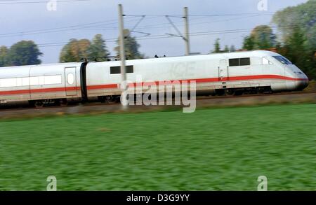 (Dpa) - läuft eine speziell ausgestattete ICE-S-Hochgeschwindigkeitszug der Deutschen Bahn mit einer Geschwindigkeit von 253 km/h entlang der neuen Highspeed-Strecke zwischen Hamburg und Berlin, in der Nähe von Ludwigslust, Deutschland, 30. September 2004. Im Test läuft zwischen den beiden größten deutschen Städten die Zug-Datensätze und Daten der Gleise und Oberleitungen misst. Die neue Eisenbahnlinie wird als umgesetzt werden Stockfoto