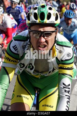 (Dpa-Dateien) - ein Datei-Bild datiert 16. Oktober 2004 der Schweizer Radsportler Alex Zuelle Team Phonak in Aktion während der Tour der Lombardei, in der Nähe von Como, Italien. Zuelle enden seine 14-Jahr-Karriere mit einem fest für seine Fans am 30. Oktober nach einer Ankündigung auf seiner Website Donnerstag, 21. Oktober 2004. Zuelle des Karriere-Highlight war seinen Rücken an Rücken Siegen bei der Vuelta a Espana in 199 Stockfoto