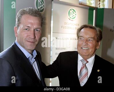 (Dpa) - Gerhard Mayer-Vorfelder (R), Präsident des deutschen Fußball-Bund (DFB), ehemaliger deutscher Fußball Team Torwart Andreas Köpke auf der Rückseite in Osnabrück, pads 21. Oktober 2004. Der 42-j hrige hat Sgned einen Vertrag bis 2006 neue Torwarttrainer der Fußball-Nationalmannschaft zu werden. Stockfoto