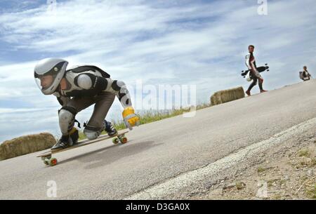 (Dpa) - eine Skateboarder Rennen bergab beim Training auf der Rennstrecke natürlich auf dem Auerberg-Berg in der Nähe von Bernbeuren, Süddeutschland, 7. Juli 2004. Das Skateboard Downhill-WM wird am Auerberg Berg ab heute, 7. Juli 2004, bis Samstag, 10. Juli 2004 stattfinden. Rund 150 Teilnehmer aus der ganzen Welt werden im Wettbewerb an den Veranstaltungen des Skateboards, aber Stockfoto