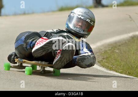 (Dpa) - eine Skateboarder Rennen bergab beim Training auf der Rennstrecke natürlich auf dem Auerberg-Berg in der Nähe von Bernbeuren, Süddeutschland, 7. Juli 2004. Das Skateboard Downhill-WM wird am Auerberg Berg ab heute, 7. Juli 2004, bis Samstag, 10. Juli 2004 stattfinden. Rund 150 Teilnehmer aus der ganzen Welt werden im Wettbewerb an den Veranstaltungen des Skateboards, aber Stockfoto