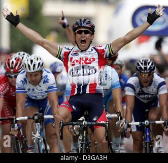 (Dpa) - jubilates australischer Radrennfahrer Robbie McEwen (C) Lotto-Domo-Team gewann die zweite Etappe der Tour de France in Namur, Belgien, 5. Juli 2004. Die zweite und 197 km lange Etappe 91. Tour de France-Radrundfahrt nahm die Radfahrer von Charleroi, Namur. Stockfoto