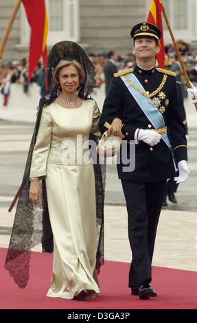 (Dpa) - spanische Königin Sofia (L) und ihr Sohn Kronprinz Felipe de Borbón ankommen bei bewölktem Himmel in der Almudena-Kathedrale für die fürstliche Hochzeit, Letizia Ortiz in Madrid, Samstag, 22. Mai 2004. Stockfoto