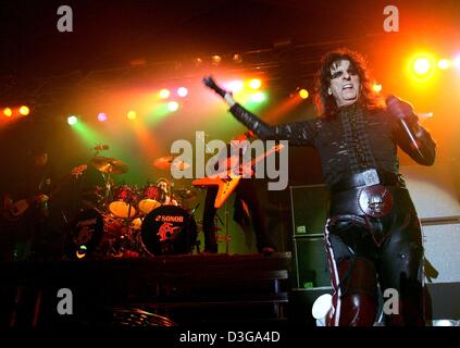 (Dpa) - In seinem berühmten schwarzen Bühne-Outfit und mit schwarz gemalten Augen führt US-Rockstar Alice Cooper in Dresden, Deutschland, 15. Juni 2004. Der Rockstar, wurde in den 1970er Jahren für seine auffällige Outfits berühmt und übermäßiger Bühnenshows, ist auf Tour durch Europa, das ihn zu Dänemark, Norwegen, Schweden, Schweiz, Österreich, Belgien und Großbritannien führen wird. Stockfoto