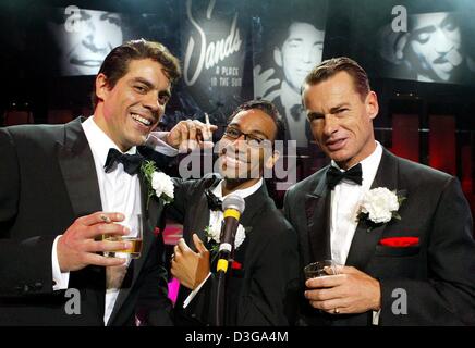 (Dpa) - die Hauptdarsteller der Serie "The Rat Pack - Live from Las Vegas", (L-R) Timothy verkaufen aka Dean Martin, Clayton Cornelius aka Sammy Davis Jr. und Chris Mann aka Frank Sinatra während einer Probe im Musicaldome in Köln, 17. Juni 2004 darstellen. Das Stück ist eine Hommage an die drei großen amerikanischen Entertainer und Freunde, den Spitznamen the Rat Pack, die in den 1960er Jahren Sa Stockfoto