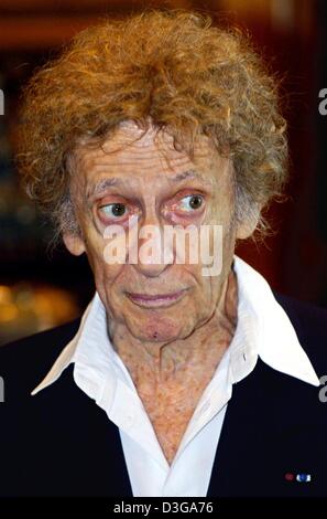 (Dpa) - Marcel Marceau, der weltweit berühmteste Pantomime nach Unterzeichnung das Goldene Buch im Rathaus von Hamburg, Deutschland, 5. Juli 2004 abgebildet. 81 - jährige Marceau ist wieder auf Tour durch Deutschland zum ersten Mal in zwanzig Jahren, am 8. Juli bis 10. Juli in Hamburg durchführen. Stockfoto