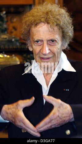 (Dpa) - Marcel Marceau, der weltweit berühmteste Pantomime Gesten und Lächeln nach der Anmeldung des goldenen Buches im Rathaus von Hamburg, Deutschland, 5. Juli 2004. 81 - jährige Marceau ist wieder auf Tour durch Deutschland zum ersten Mal in zwanzig Jahren, am 8. Juli bis 10. Juli in Hamburg durchführen. Stockfoto