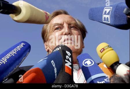 (Dpa) - Gerhard Mayer-Vorfelder, Präsident des Deutschen Fußballbund (DFB), beantwortet Fragen von Reportern, als er zu einem Treffen an der DFB-Zentrale in Frankfurt am Main, Deutschland, 5. Juli 2004 kommt. Während der entscheidenden Sitzung wird die DFB einen neuer Trainer der Nationalmannschaft als Nachfolger von Rudi Voeller diskutiert. Der Deutschland-Job wurde frei, als Völler nach vier Jahren in trat der Stockfoto