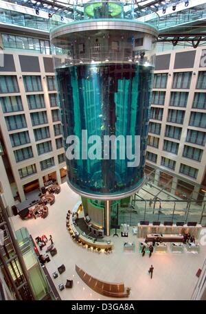 (Dpa) - Blick auf das Aquarium 25 Meter hohe Säule in der Lobby des neuen "DomAquarée" in Berlin, Deutschland, 11. Mai 2004. Das historische Zentrum der deutschen Hauptstadt hat eine neue Attraktion. Der Architekt Sergeij Tchoban während der Eröffnung der DomAquaree kommentiert (Kosten = 500 Millionen Euro) in der Nähe von Alexanderplatz, das Zentrum der Stadt "hat mit einer völlig neu-Cr vernetzt worden Stockfoto